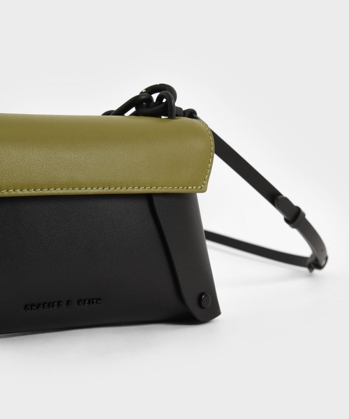CHARLES & KEITH(チャールズ & キース)の「レン アクリルハンドルフォンポーチ / Wren Acrylic Handle Phone Pouch(ボディバッグ/ウエストポーチ・レディース・グリーン系その他2/ブラック/ブルー系その他3・XS)」の6枚目の写真