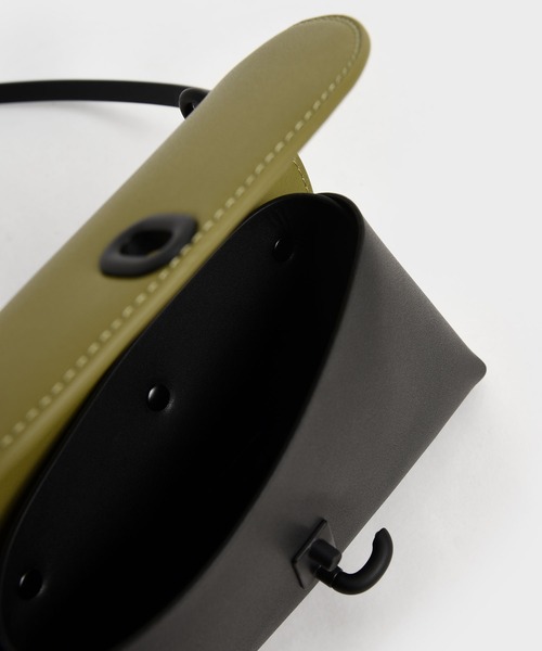 CHARLES & KEITH(チャールズ & キース)の「レン アクリルハンドルフォンポーチ / Wren Acrylic Handle Phone Pouch(ボディバッグ/ウエストポーチ・レディース・グリーン系その他2/ブラック/ブルー系その他3・XS)」の15枚目の写真