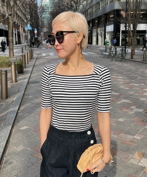 JENNE（ジェンヌ）の「スクエアネック　半袖Ｔシャツ（Tシャツ/カットソー・レディース・ネイビー/レッド・SMALL/LARGE/MEDIUM）」の2枚目の写真