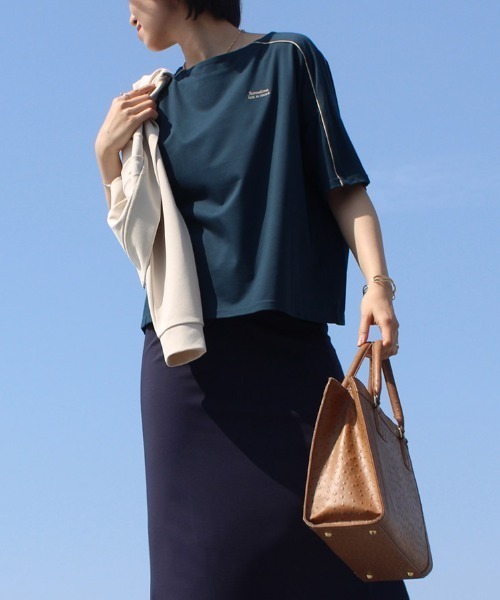 leswel(レスウェル)の「【M~5L 大きいサイズ】配色 パイピング ロゴ Tシャツ(Tシャツ/カットソー・レディース・ネイビー/ラベンダー/ベージュ・3L/5L/LL/4L/L/M)」の3枚目の写真