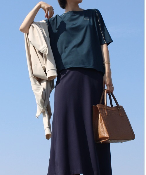 leswel(レスウェル)の「【M~5L 大きいサイズ】配色 パイピング ロゴ Tシャツ(Tシャツ/カットソー・レディース・ネイビー/ラベンダー/ベージュ・3L/5L/LL/4L/L/M)」の12枚目の写真