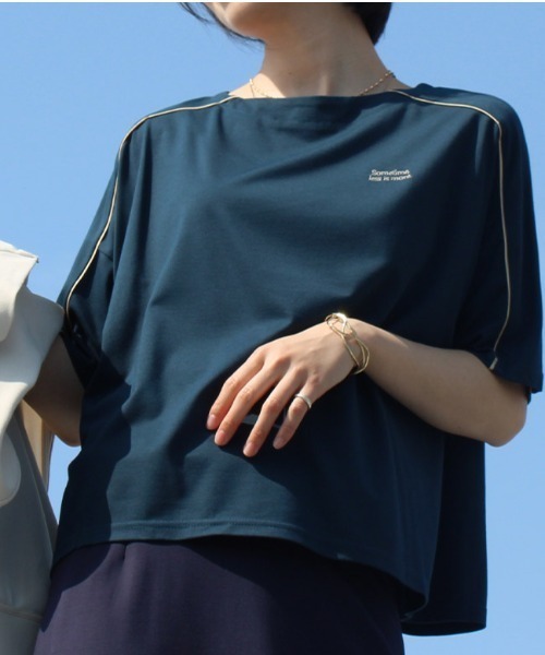 leswel(レスウェル)の「【M~5L 大きいサイズ】配色 パイピング ロゴ Tシャツ(Tシャツ/カットソー・レディース・ネイビー/ラベンダー/ベージュ・3L/5L/LL/4L/L/M)」の5枚目の写真