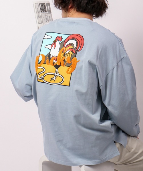 ATELANE(アテレーン)の「バックプリント刺繍ロングスリーブTシャツ(Tシャツ/カットソー・メンズ・ホワイト/ホワイト系その他/ブルー系その他/ブルー/ベージュ/ベージュ系その他・M/L)」の1枚目の写真