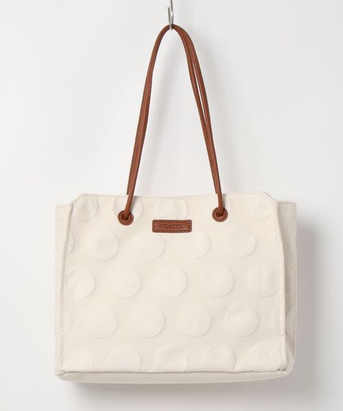 Y'SACCS（イザック）の「ヒートエンボス ポルカドットキャンバストートSサイズ（トートバッグ・レディース・グリーン/ブラック/キャメル/ブルー・FREE）」の4枚目の写真