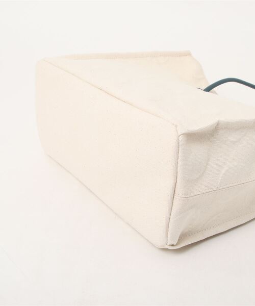 Y'SACCS（イザック）の「ヒートエンボス ポルカドットキャンバストートSサイズ（トートバッグ・レディース・グリーン/ブラック/キャメル/ブルー・FREE）」の9枚目の写真