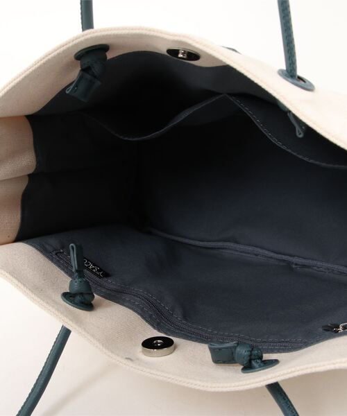 Y'SACCS（イザック）の「ヒートエンボス ポルカドットキャンバストートSサイズ（トートバッグ・レディース・グリーン/ブラック/キャメル/ブルー・FREE）」の7枚目の写真