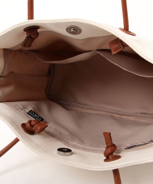 Y'SACCS（イザック）の「ヒートエンボス ポルカドットキャンバストートSサイズ（トートバッグ・レディース・グリーン/ブラック/キャメル/ブルー・FREE）」の6枚目の写真