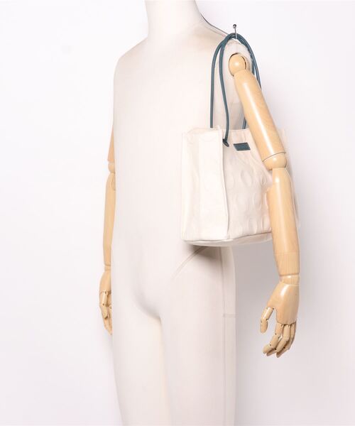 Y'SACCS（イザック）の「ヒートエンボス ポルカドットキャンバストートSサイズ（トートバッグ・レディース・グリーン/ブラック/キャメル/ブルー・FREE）」の10枚目の写真