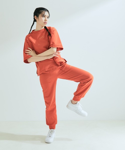 NERGY（ナージー）の「【ドライタッチ】NYCロゴ スウェット半袖プルオーバー（スウェット・レディース・ブラック/オレンジ/パープル系その他・FREE）」の11枚目の写真