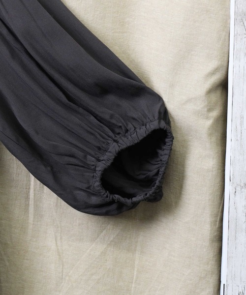 HONEYSUCKLE ROSE（ハニーサックルローズ）の「【HONEYSUCKLE ROSE】ギャザーワンピース（シャツワンピース・レディース・ブラック/ダークグレー・M/L）」の16枚目の写真