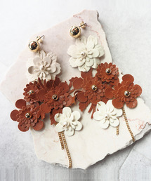 amplis（アンプリス）の「レザーフラワーピアス/leather blossom（ピアス（両耳用））」