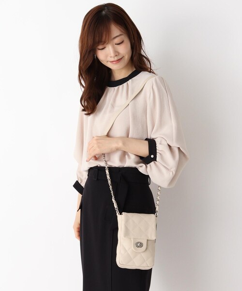 ITS'DEMO（イッツデモ）の「【WEB限定】縦型キルトミニショルダー（ショルダーバッグ・レディース・ブラック/オリーブ/アイボリー/キャメル・00）」の12枚目の写真