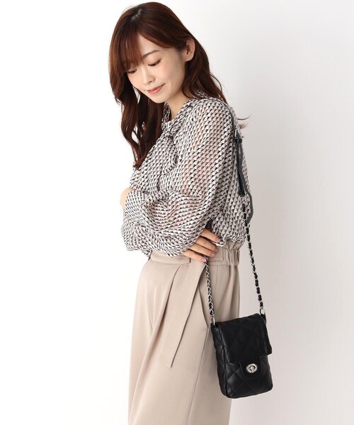 ITS'DEMO（イッツデモ）の「【WEB限定】縦型キルトミニショルダー（ショルダーバッグ・レディース・ブラック/オリーブ/アイボリー/キャメル・00）」の6枚目の写真