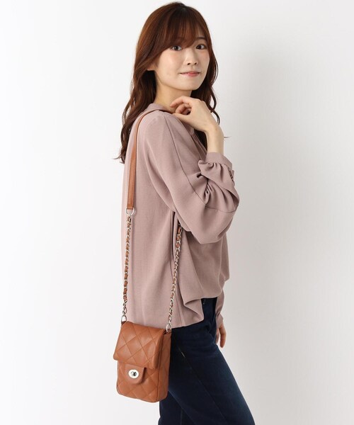 ITS'DEMO（イッツデモ）の「【WEB限定】縦型キルトミニショルダー（ショルダーバッグ・レディース・ブラック/オリーブ/アイボリー/キャメル・00）」の21枚目の写真