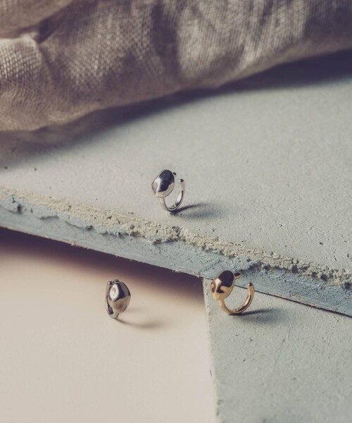 and cloud(アンドクラウド)の「○Catnap Earring S / Single(イヤリング・レディース・ブラック/シルバー/イエローゴールド・FREE)」の2枚目の写真