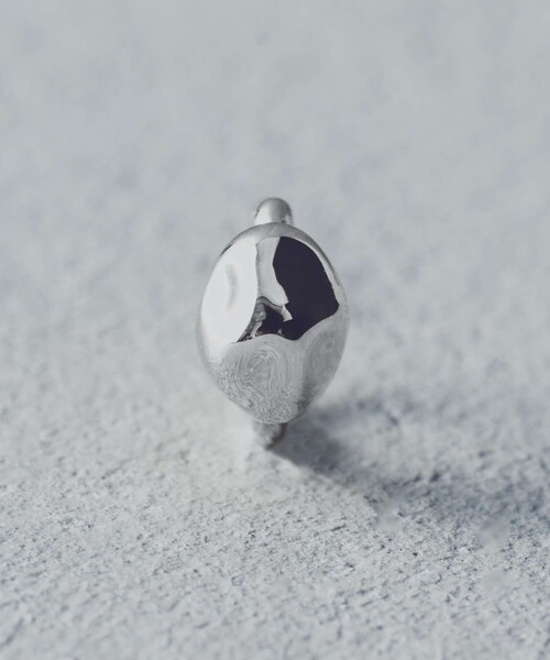 and cloud(アンドクラウド)の「○Catnap Earring S / Single(イヤリング・レディース・ブラック/シルバー/イエローゴールド・FREE)」の4枚目の写真
