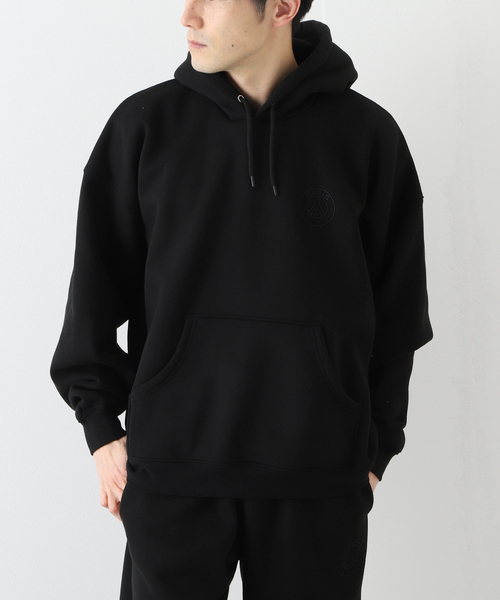 EDIFICE（エディフィス）の「【Paris Saint-Germain】3Dラバーエンブレム スウェットパーカー（パーカー・メンズ・ライトグレー/ブラック・MEDIUM/LARGE/X-LARGE）」の2枚目の写真