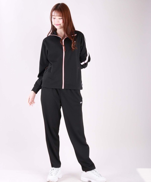 FILA(フィラ)の「FILA スムースジャージ ロゴテープ付きジャージ セットアップ レディース 吸水速乾 UVカット機能あり(ジャージ・レディース・ブラック/ピンク/ネイビー/ブラック系その他/ブルー系その他/ピンク系その他/ネイビー系/ブラック系その他2/ピンク系その他2/チャコールグレー/ピンク系その他3・M/L)」の2枚目の写真