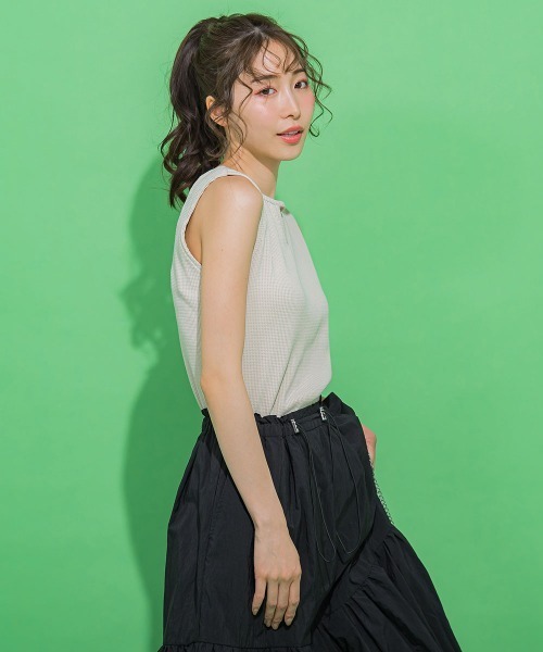 VICKY(ビッキー)の「【夏に大活躍】前後2WAYスクエアタンクトップ《手洗い可能》(キャミソール・レディース・オフホワイト/グレー/ブラック・M)」の4枚目の写真