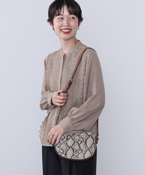 BEAMS HEART(ビームスハート)の「【WEB限定】フロントレース ブラウス(洗濯機可能)(シャツ/ブラウス・レディース・ベージュ/オフホワイト/ブラック/ネイビー/ライトグレー・FREE)」の4枚目の写真