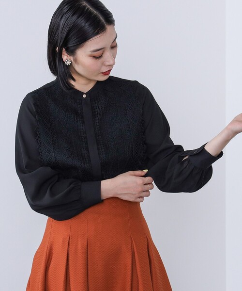 BEAMS HEART(ビームスハート)の「【WEB限定】フロントレース ブラウス(洗濯機可能)(シャツ/ブラウス・レディース・ベージュ/オフホワイト/ブラック/ネイビー/ライトグレー・FREE)」の2枚目の写真