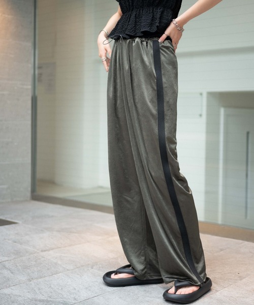 WEGO(ウィゴー)の「WEGO/ラインサテンパンツ(スラックス・レディース・カーキ/ブラック・FREE)」の2枚目の写真