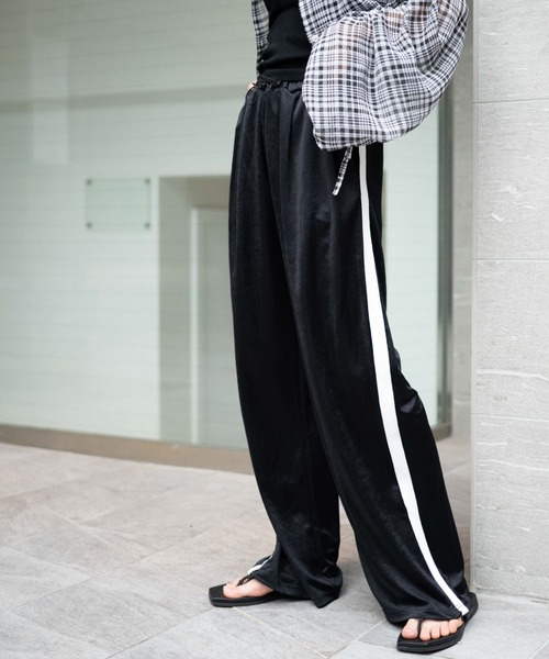 WEGO(ウィゴー)の「WEGO/ラインサテンパンツ(スラックス・レディース・カーキ/ブラック・FREE)」の1枚目の写真