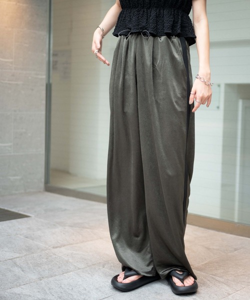 WEGO(ウィゴー)の「WEGO/ラインサテンパンツ(スラックス・レディース・カーキ/ブラック・FREE)」の17枚目の写真