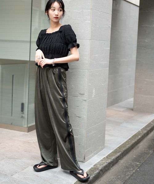 WEGO(ウィゴー)の「WEGO/ラインサテンパンツ(スラックス・レディース・カーキ/ブラック・FREE)」の3枚目の写真