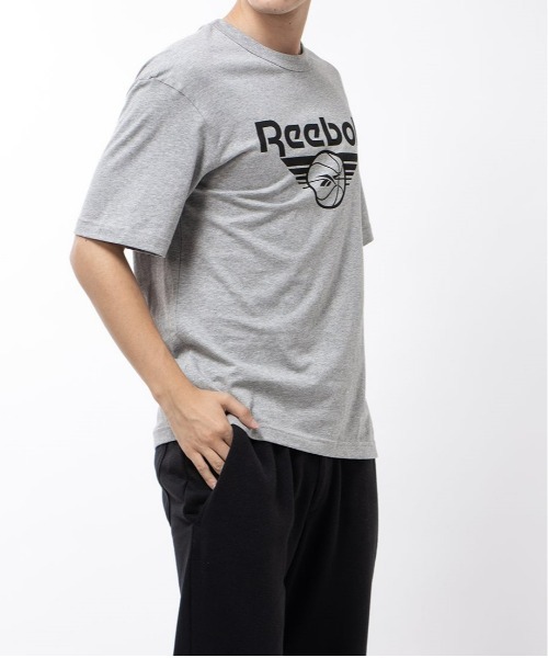 Reebok（リーボック）の「バスケットボール ブランド グラフィック Tシャツ / BB BRAND GRAPHIC TEE（Tシャツ/カットソー・メンズ・オフホワイト/ヘザーグレー/ブラック・XX-LARGE/X-SMALL/X-LARGE/SMALL/LARGE/MEDIUM）」の3枚目の写真