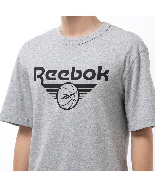 Reebok（リーボック）の「バスケットボール ブランド グラフィック Tシャツ / BB BRAND GRAPHIC TEE（Tシャツ/カットソー・メンズ・オフホワイト/ヘザーグレー/ブラック・XX-LARGE/X-SMALL/X-LARGE/SMALL/LARGE/MEDIUM）」の6枚目の写真