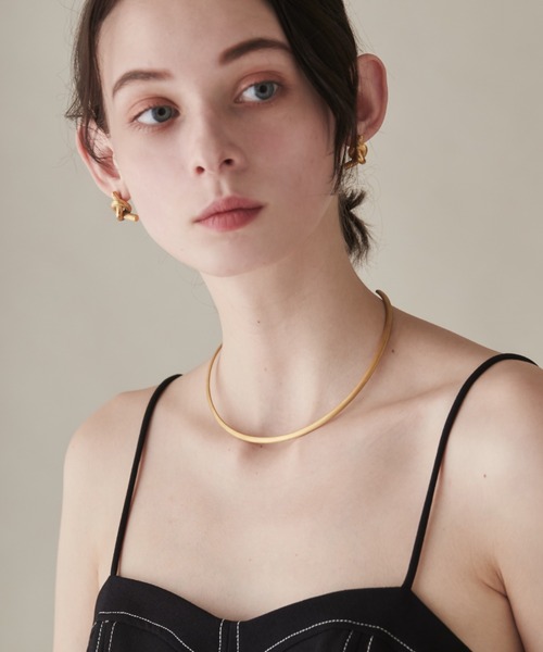 ciite' surgical stainless（シーテサージカルステンレス）の「【 金属アレルギー対応 】 ラウンドフォルムチョーカー / ネックレス / ネックカフ サージカルステンレス 316L（チョーカー・レディース・シルバー/ゴールド・FREE）」の9枚目の写真