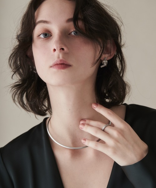 ciite' surgical stainless（シーテサージカルステンレス）の「【 金属アレルギー対応 】 ラウンドフォルムチョーカー / ネックレス / ネックカフ サージカルステンレス 316L（チョーカー・レディース・シルバー/ゴールド・FREE）」の8枚目の写真