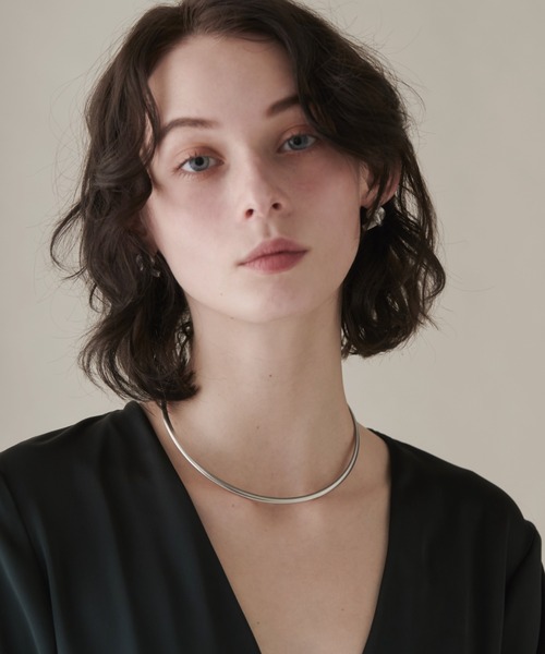 ciite' surgical stainless（シーテサージカルステンレス）の「【 金属アレルギー対応 】 ラウンドフォルムチョーカー / ネックレス / ネックカフ サージカルステンレス 316L（チョーカー・レディース・シルバー/ゴールド・FREE）」の5枚目の写真