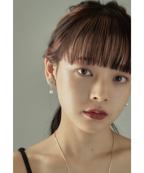 niana(ニアナ)の「ストーンビジューイヤリング 結婚式 お呼ばれ 成人式 アクセサリー(イヤリング・レディース・ゴールド・FREE)」の3枚目の写真