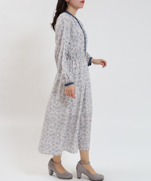 ASTORIA ODIER(アストリアオディール)の「配色バンドカラー花柄ワンピース(ワンピース・レディース・ホワイト/ブルー/ブラック・MEDIUM/LARGE)」の15枚目の写真