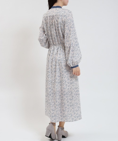 ASTORIA ODIER(アストリアオディール)の「配色バンドカラー花柄ワンピース(ワンピース・レディース・ホワイト/ブルー/ブラック・MEDIUM/LARGE)」の16枚目の写真