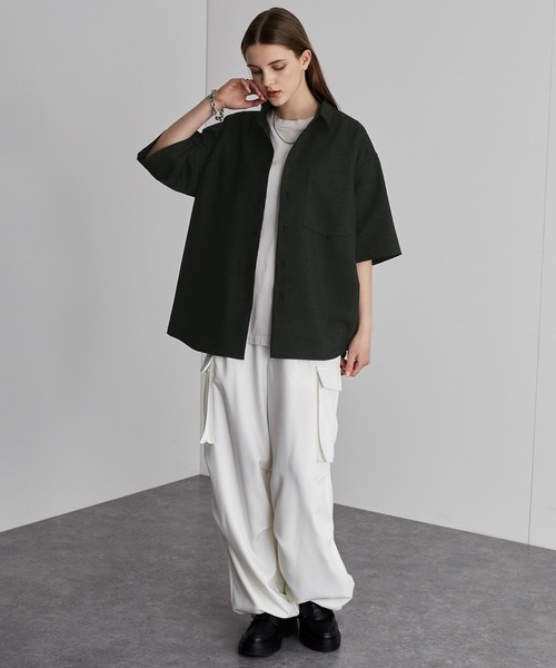 MONO-MART(モノマート)の「ウールライクファブリック オーバーサイズS/Sシャツ(シャツ/ブラウス・メンズ・グレイッシュベージュ/ブルーグレー/グレー/ブラック/ライトグレー/ホワイト/ダークネイビー/カーキ/グリーン・L/M)」の17枚目の写真