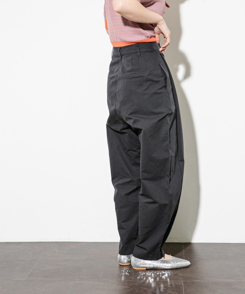KBF（ケイビーエフ）の「サイドタックコクーンパンツ（その他パンツ