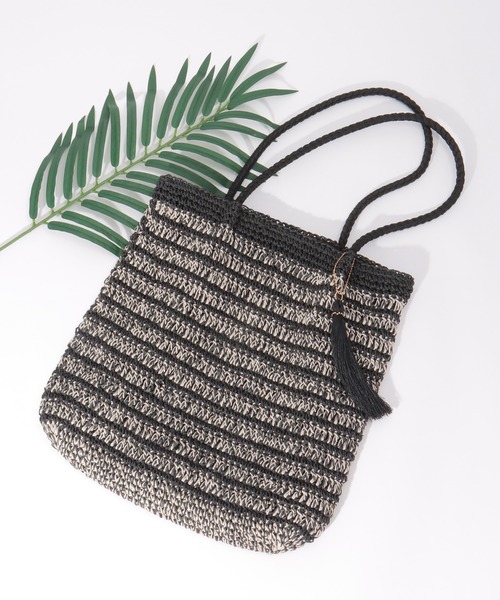 ikka（イッカ）の「雑材つまみ縦長トートバッグ（かごバッグ・レディース・ブラック/オフホワイト/グリーン/ブラウン・FREE）」の2枚目の写真
