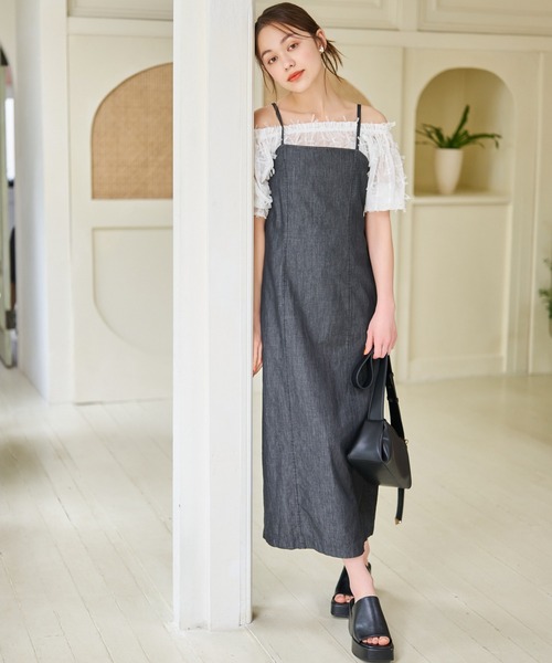 mysty woman(ミスティウーマン)の「ナローデニムキャミワンピース 128560(ワンピース・レディース・ブルー/ブラック・FREE)」の13枚目の写真