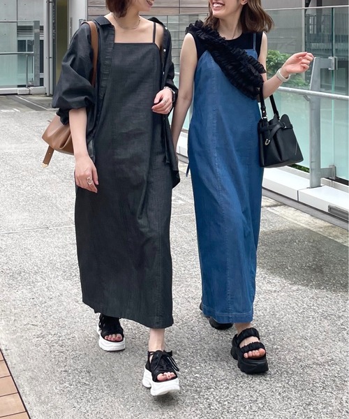 mysty woman(ミスティウーマン)の「ナローデニムキャミワンピース 128560(ワンピース・レディース・ブルー/ブラック・FREE)」の21枚目の写真