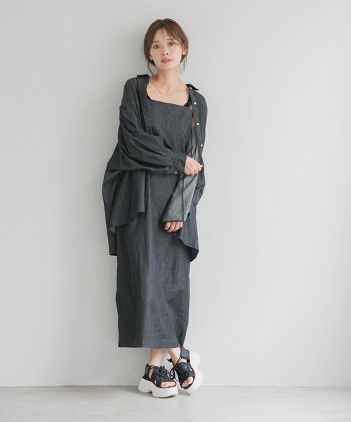 mysty woman(ミスティウーマン)の「ナローデニムキャミワンピース 128560(ワンピース・レディース・ブルー/ブラック・FREE)」の17枚目の写真