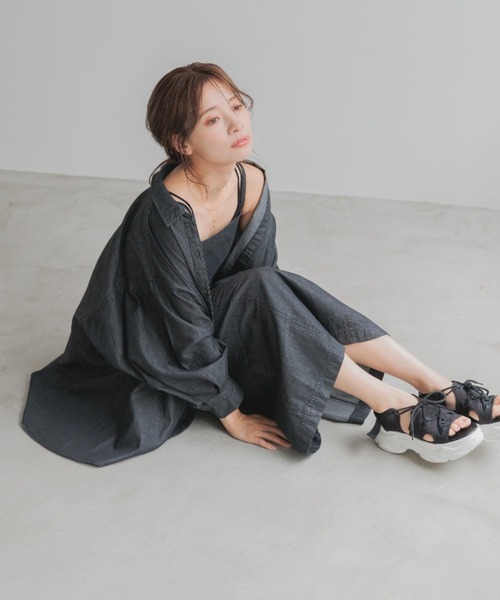 mysty woman(ミスティウーマン)の「ナローデニムキャミワンピース 128560(ワンピース・レディース・ブルー/ブラック・FREE)」の18枚目の写真