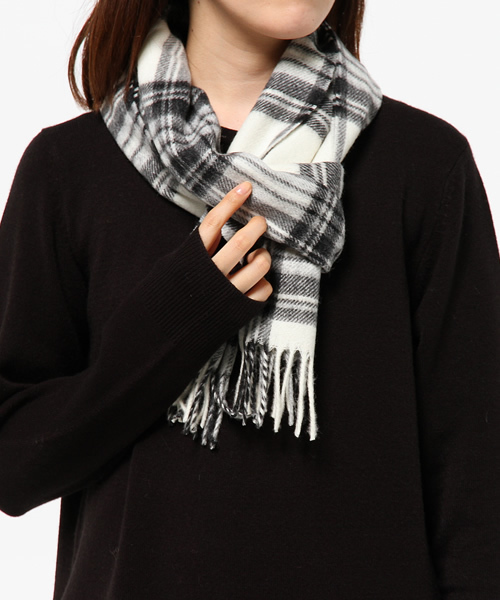 BEAMS BOY(ビームスボーイ)の「HIGHLAND TWEEDS / タータン スカーフ 15(マフラー・レディース・ホワイト/グレー/レッド/オレンジ/サックスブルー/ネイビー・ONE SIZE)」の7枚目の写真