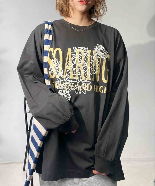 AS KNOW AS plus（アズノゥアズプラス）の「◇フラワー刺繍重ねロゴロンT（Tシャツ/カットソー・レディース・キナリ/スミクロ/オートミール/ブラウン/ブルー/アイボリー系/ベージュ系/グリーン系/ブラック系・FREE）」の4枚目の写真