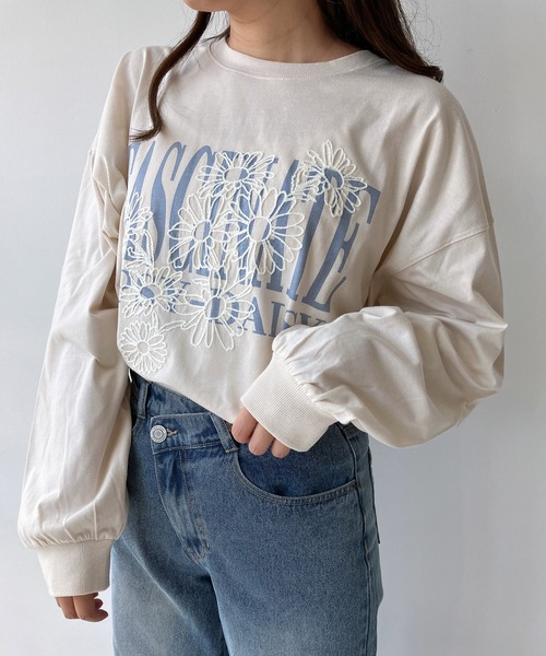 AS KNOW AS plus（アズノゥアズプラス）の「◇フラワー刺繍重ねロゴロンT（Tシャツ/カットソー・レディース・キナリ/スミクロ/オートミール/ブラウン/ブルー/アイボリー系/ベージュ系/グリーン系/ブラック系・FREE）」の2枚目の写真