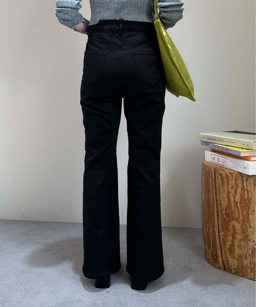 1chaku.（イッチャク）の「フレアデニムパンツ（デニムパンツ・レディース・ブラック・マルチサイズ）」の3枚目の写真