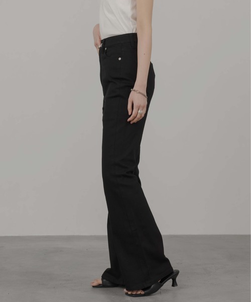 1chaku.（イッチャク）の「フレアデニムパンツ（デニムパンツ・レディース・ブラック・マルチサイズ）」の8枚目の写真