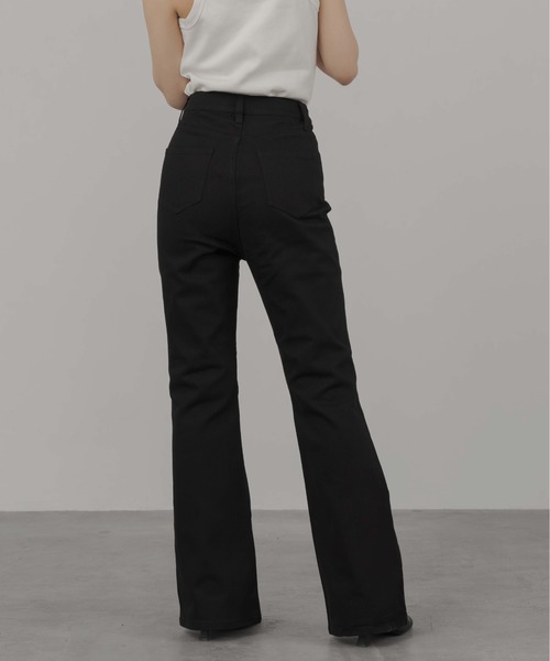 1chaku.（イッチャク）の「フレアデニムパンツ（デニムパンツ・レディース・ブラック・マルチサイズ）」の9枚目の写真